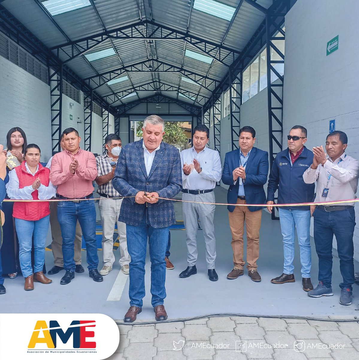 AMEcuador's tweet photo. #AMEregional3 | 🙋‍♂️ Participamos junto al alcalde de #Pallatanga, Enrique Granizo, en la inauguración del Centro de 🚗 Revisión Técnica Vehicular del cantón.

💰 Inversión de USD 460 mil.

✅ Conseguido gracias al financiamiento del @BDEcuadorBP, para la ejecución del proyecto. https://t.co/1EYeuvDb1e