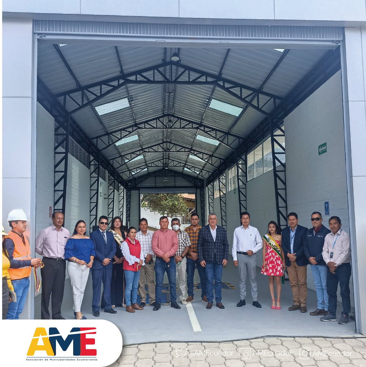 AMEcuador's tweet photo. #AMEregional3 | 🙋‍♂️ Participamos junto al alcalde de #Pallatanga, Enrique Granizo, en la inauguración del Centro de 🚗 Revisión Técnica Vehicular del cantón.

💰 Inversión de USD 460 mil.

✅ Conseguido gracias al financiamiento del @BDEcuadorBP, para la ejecución del proyecto. https://t.co/1EYeuvDb1e