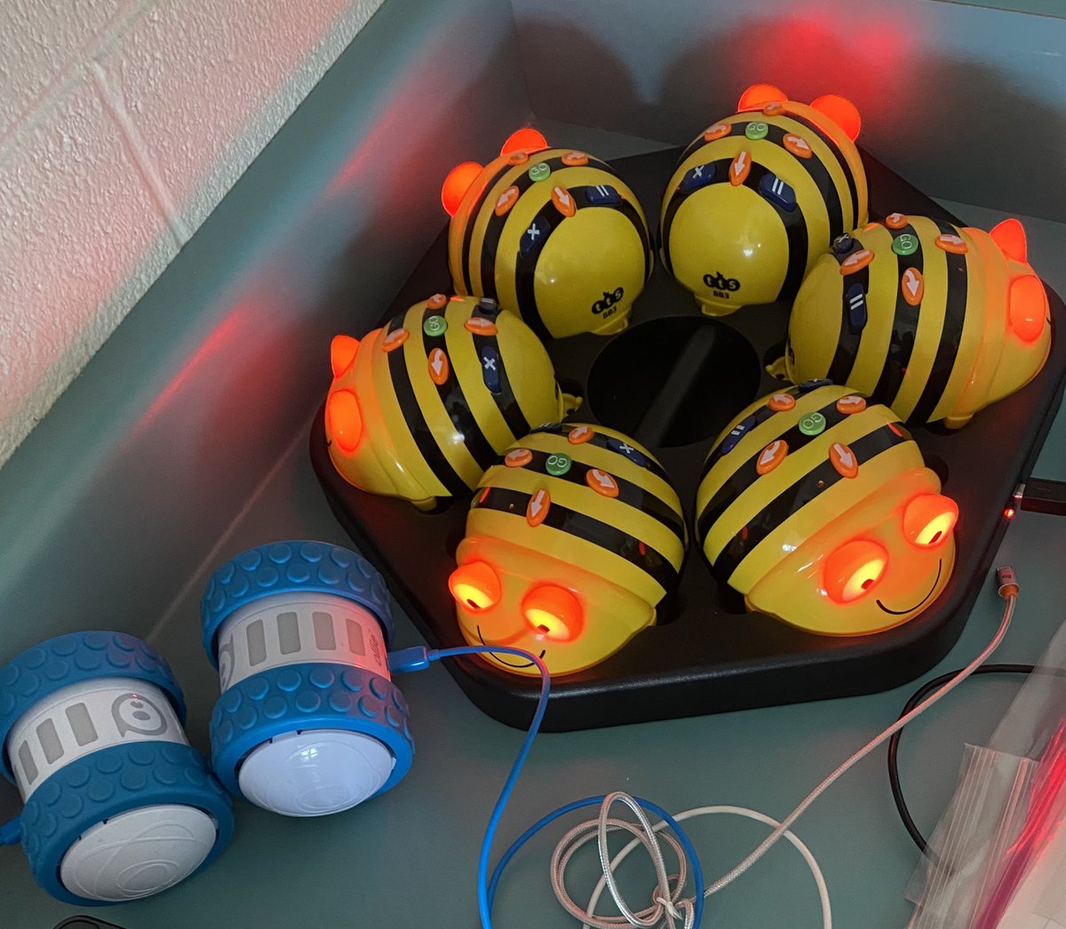 WilshireLibrary's tweet image. Resting &amp;amp; recharging for a big week ahead. Can’t wait to kick off our #MonthOfCode activities! #ONSchoolLibraries #HourOfCode