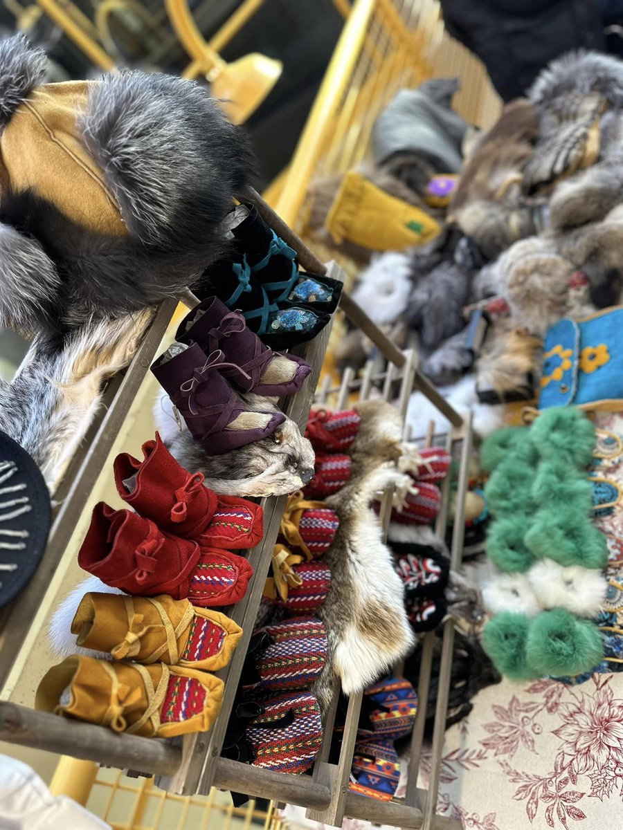 iheartedmonton's tweet photo. The Yellowhead Tribal College (10045-156 St., 2nd Floor) is hosting a holiday market tonight until 6PM! There are more than 40 vendors and admission is FREE! #yeg #yegmarket #SupportLocalAB #buyyeg #Indigenous #buylocal 

https://t.co/aRjyirDs5I https://t.co/zf88Uj1fby