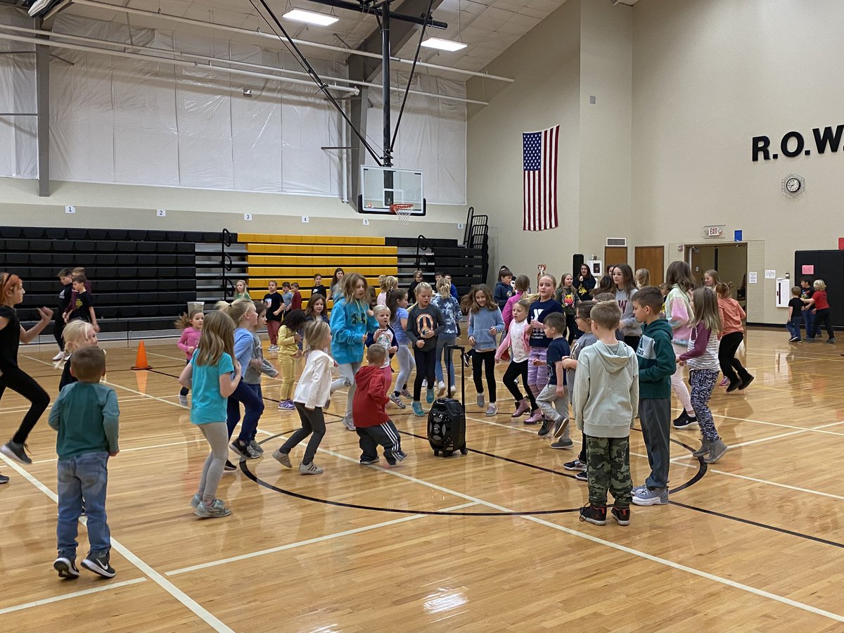 Mbclark_63's tweet photo. Friday mornings are the best at ROWVA Elementary!!! Dance PARTY!!!
#rowvaelem #rowvastrong https://t.co/wLsoZgJ96g