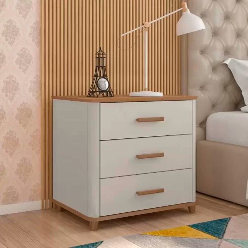 O que você guarda na sua mesa de cabeceira? 👀 Livros, luminária, decoração, carregador do celular, acessórios e tudo mais que você quiser! Esse modelo tem 3 gavetas e cabe um montão de coisas, veja os detalhes: bit.ly/3umkffQ