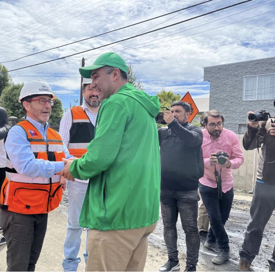 Juaneduardoconc's tweet photo. Seguir #Asfaltando nuevas rutas comunales solicitamos al Sr. Ministro @mop_chile @jcgarciapdea.

Propusimos que #PlantaAsfáltica del Ministerio se instale en Chiloé y ofrecimos terrenos municipales para habilitar la planta. 

Pedimos mismo trato que se da a comunas del continente https://t.co/1YTP43x1yS