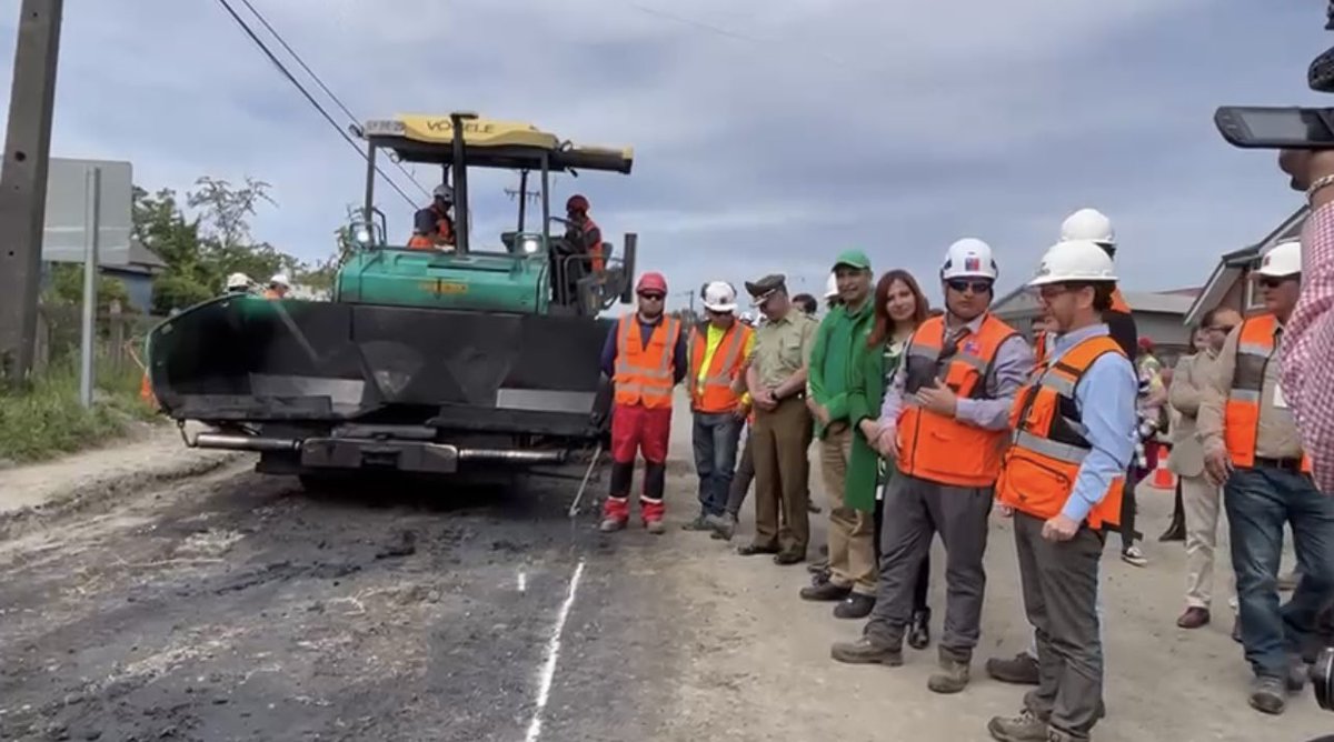 Juaneduardoconc's tweet photo. Seguir #Asfaltando nuevas rutas comunales solicitamos al Sr. Ministro @mop_chile @jcgarciapdea.

Propusimos que #PlantaAsfáltica del Ministerio se instale en Chiloé y ofrecimos terrenos municipales para habilitar la planta. 

Pedimos mismo trato que se da a comunas del continente https://t.co/1YTP43x1yS