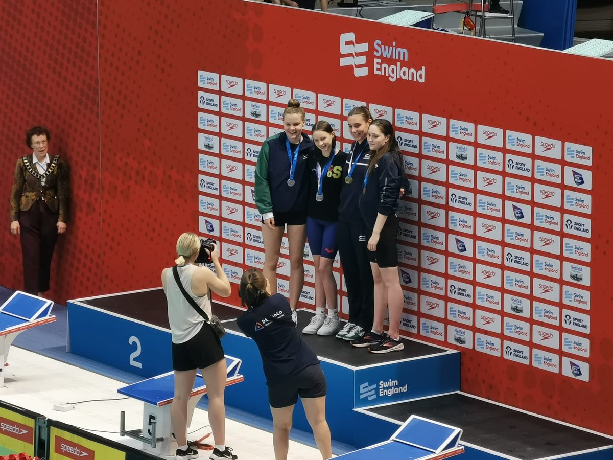 Medals 🤩 for Aimee Hood in the Open age 800fr and Audrey Lau in the Junior 200fly as well as a County @WarwickshireASA and Regional @westmidswimming record of 55.49 for Benz Lau in the 100 IM final on Day 1 of #seswimming National Short Course