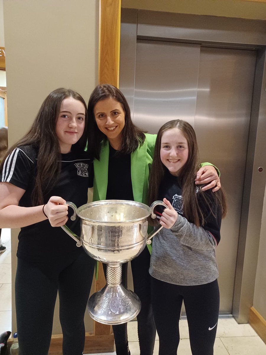 Lovely to meet and catch up with back to back All Ireland Champion <a href="/meathladiesMLGF/">Meath LGFA</a> @niamho1990 tonite
Player appreciation with <a href="/MclooneLGFC/">Magheracloone Ladies</a> with my niece Dionne and Orlaith #marronmafia #magheraclooneroots