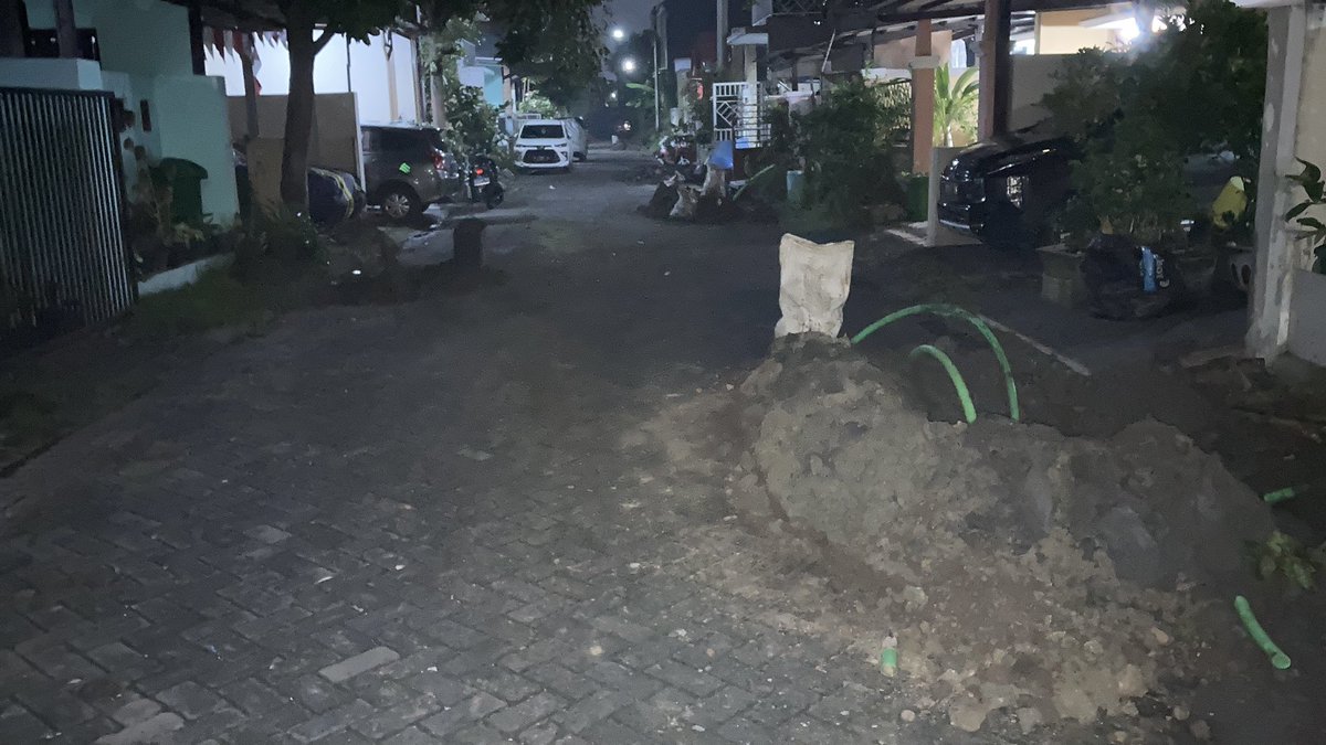 nonilk's tweet photo. Tolong jika ada pemasangan jaringan @FirstMediaCares @FirstMediaSby @firstmedia_JKT @FirstMediaWorld @firstmedia_JKT  di daerah perumahan @citraharmonisda di monitor untuk pengerjaannya… jangan asal kerja !!! Tanpa melihat keamanan penghuni perumahan… https://t.co/dYSFUjqw0c