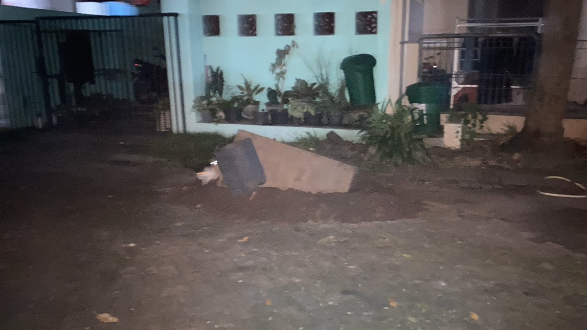 nonilk's tweet photo. Tolong jika ada pemasangan jaringan @FirstMediaCares @FirstMediaSby @firstmedia_JKT @FirstMediaWorld @firstmedia_JKT  di daerah perumahan @citraharmonisda di monitor untuk pengerjaannya… jangan asal kerja !!! Tanpa melihat keamanan penghuni perumahan… https://t.co/dYSFUjqw0c