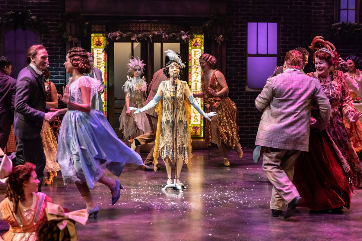 It's the most wonderful time of the year: A Christmas Carol at the <a href="/citadeltheatre/">The Citadel | Edmonton Theatre</a>. A 12thnight REVIEW:  bit.ly/3UnMYLP. #yegtheatre #yegarts #yeg