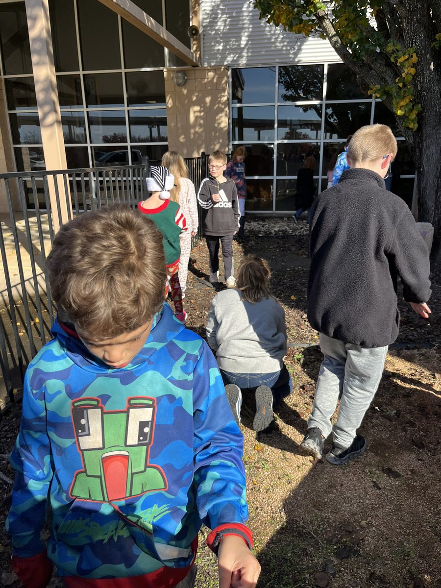 Working hard to beautify and turn this area into a Kindness Garden for our school during enrichment! <a href="/VargasSTEAM/">Crystal Vargas</a> <a href="/mambrinosteam/">STEAM Academy at Mambrino</a>