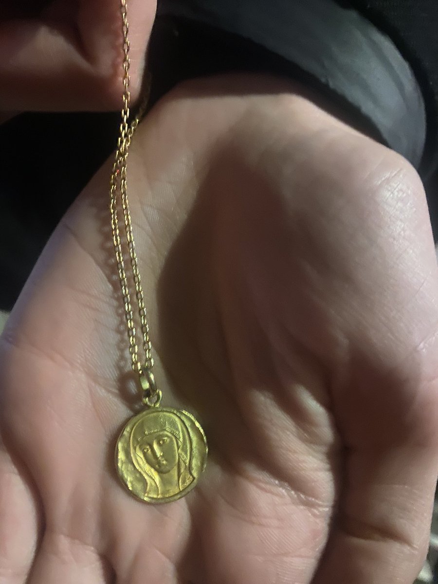 royalsflicker's tweet photo. ALIZÉE si tu as perdu ton collier avec une gourmette de Marie à Répu/ Rue du Bethune je l’ai retrouvé envoie un dm https://t.co/1VtD8zr9lF
