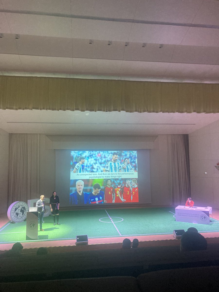 chati_pf's tweet photo. Aprender, desaprender y reaprender. Formación continua de la mano de @fsifootball 🔃⚽️ https://t.co/E2HPSYSpKq