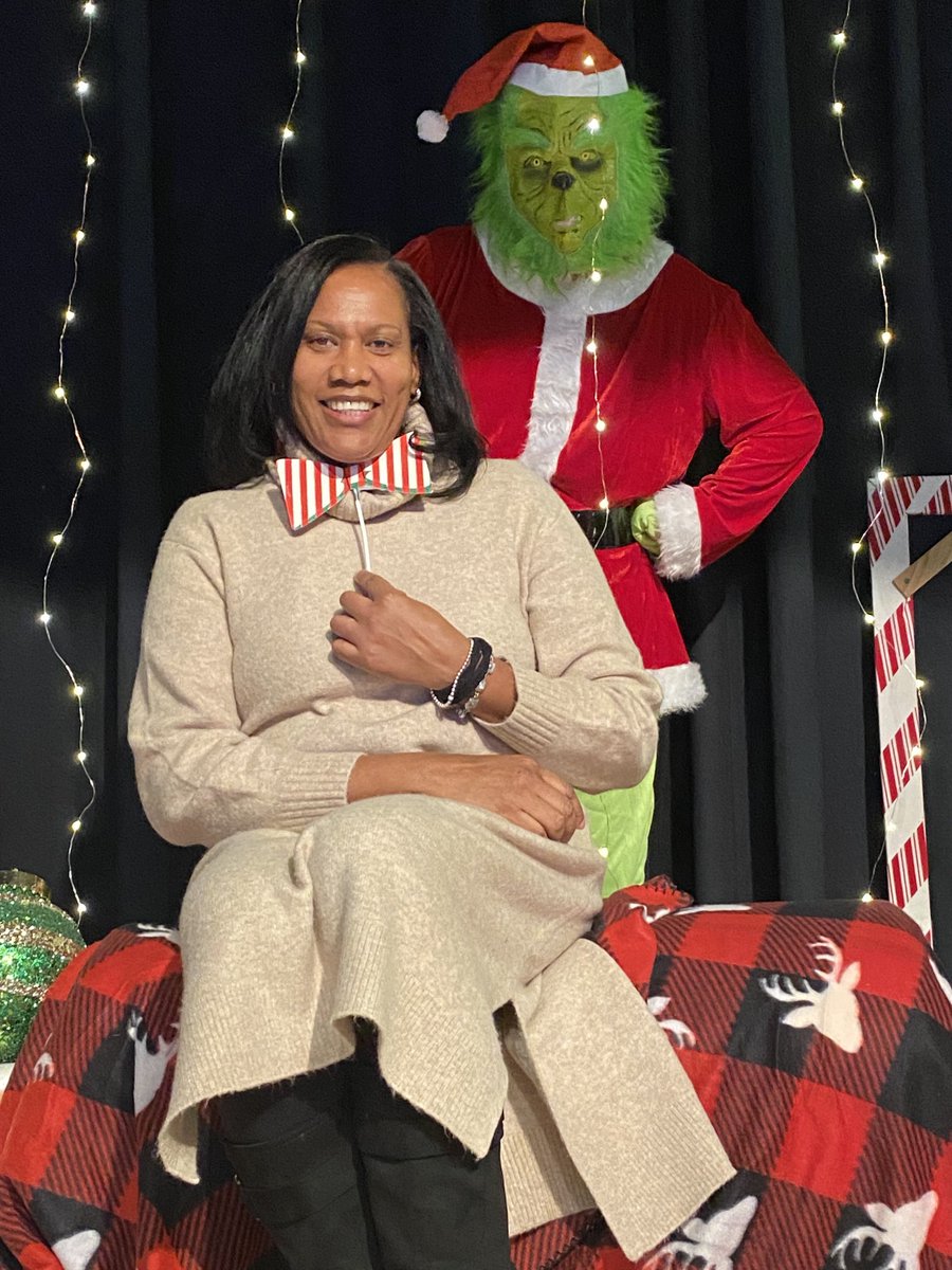 AndreaDewar's tweet photo. Grinch with Principal Dewar ⁦@FallingdalePS⁩ ❤️ https://t.co/UHKRB9pOTT