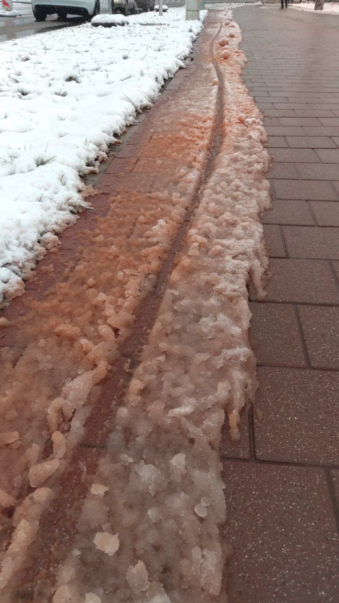 Wie unfähig das Tiefbauamt der <a href="/Ottostadt/">Ottostadt Magdeburg</a> ist, kann man am Damaschkeplatz sehen. Die Farbstoffe lösen sich durch den Schnee. Pflaster austauschen und den Tiefbauamtsleiter finanziell belangen. #ottohasstradfahrer