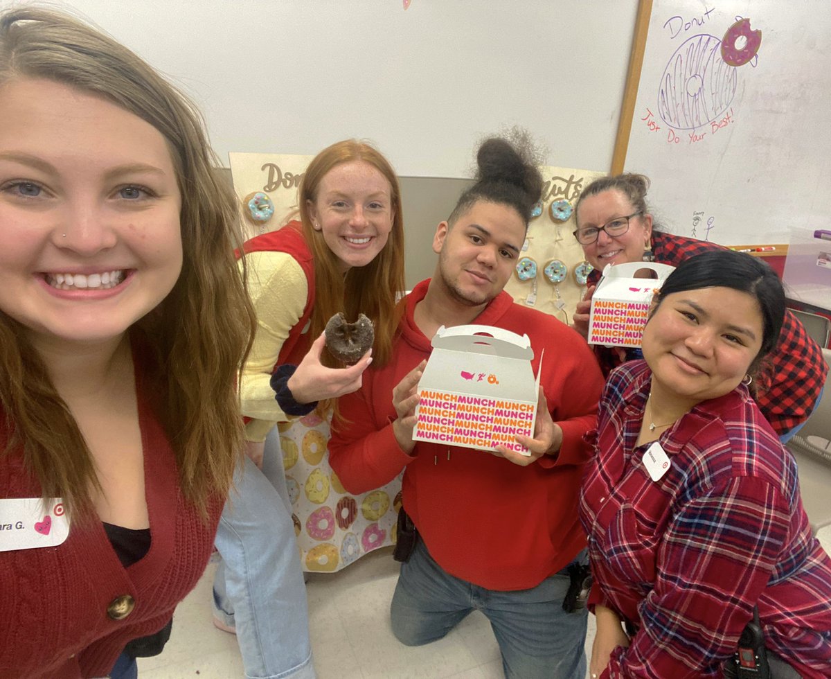 SaraGerman11's tweet photo. Donut stress- just do your best! 🍩4th Quarter is upon us and the hustle is real! This weeks team chats have been focused on recognition and giving the team that last push needed to get to the finish line. T1187- we got this! #specialtysales #doghnuts https://t.co/akQ4VT00zp