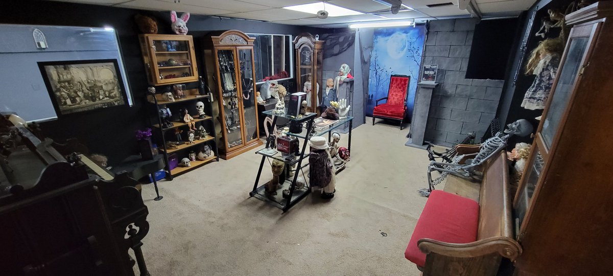 TerrorTalkNJ's tweet photo. The new shop... Menagerie of the Macabre is now open
We'll be here tomorrow 12p-6p. Stop in and get your horror fix while all this Christmas stuff is going up.
3118 Rt10 Denville around back of building
#horror #podcast #haunted #possessed #retail #denville https://t.co/0WB2decLml