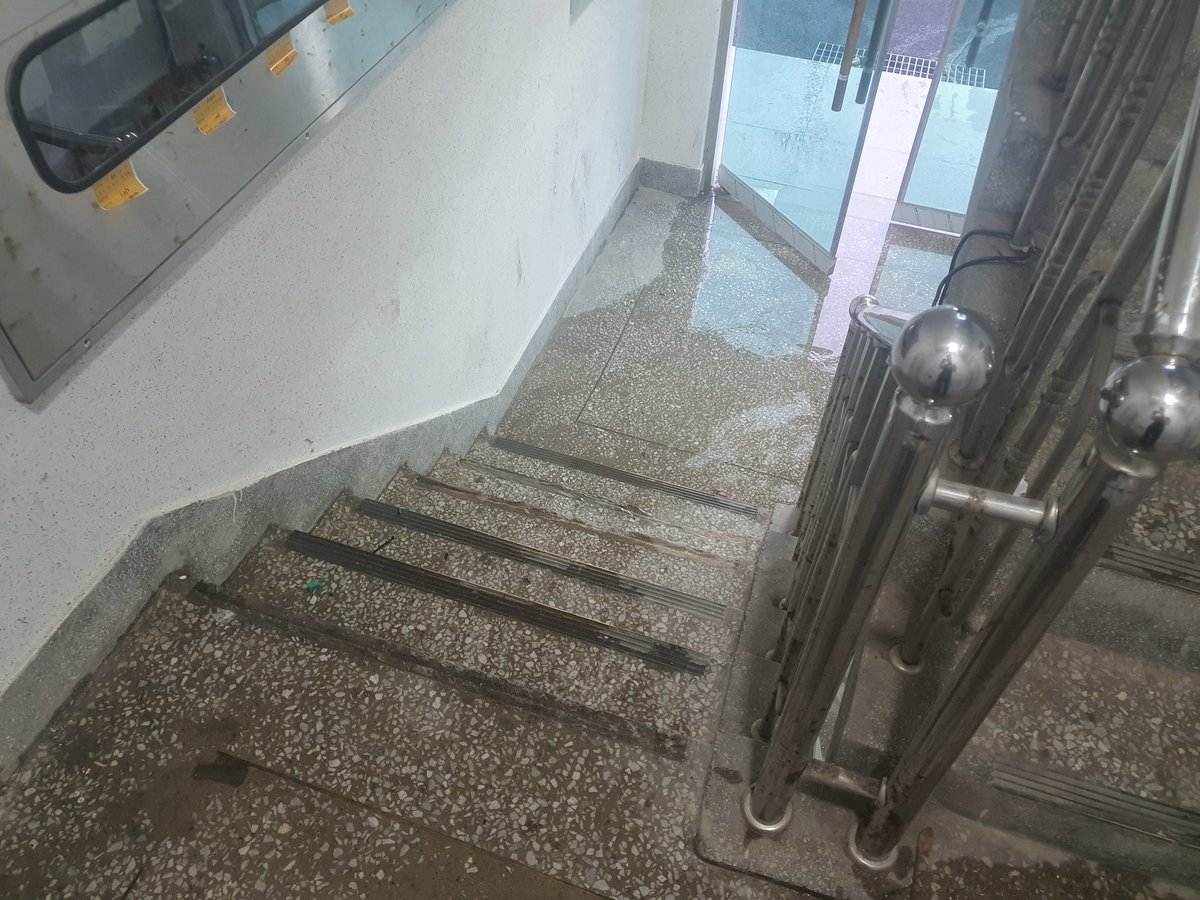 일어나니깐...집이 워터파크 개장했어...