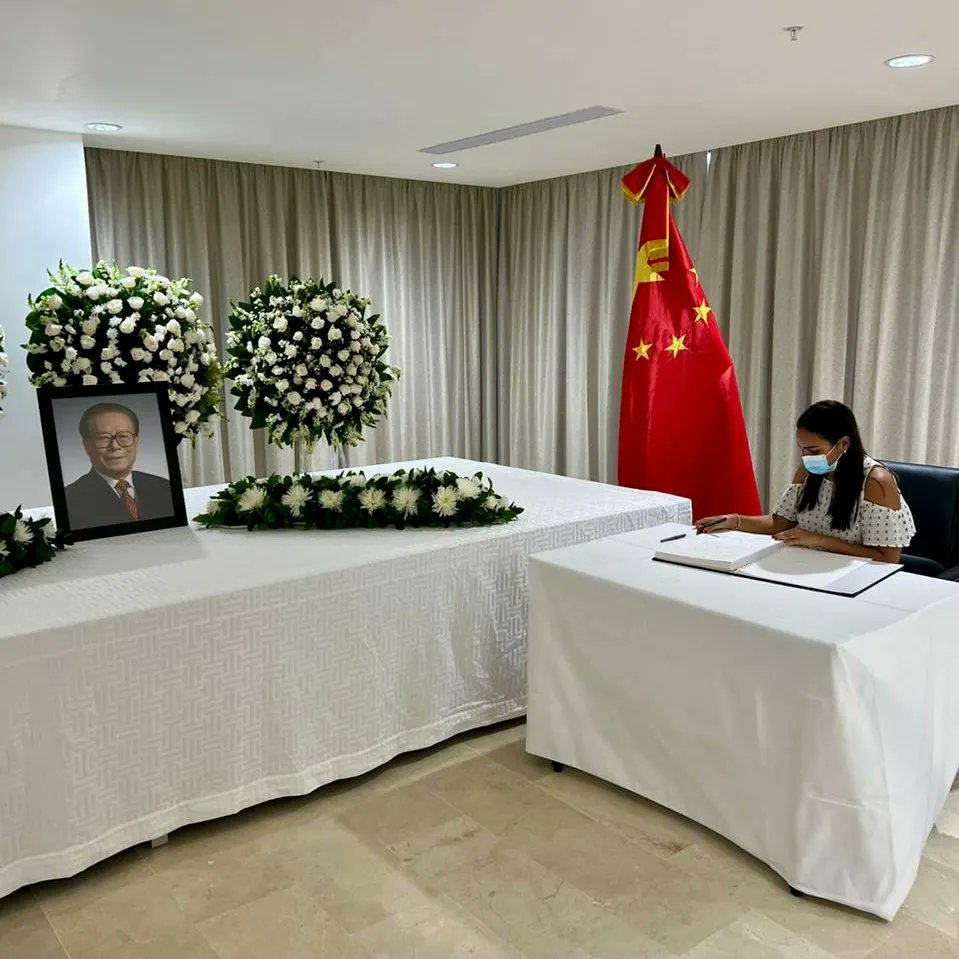 Cendoesch's tweet photo. Una comisión de miembros de nuestra Dirección Ejecutiva, visitó la mañana de hoy, las instalaciones de la embajada de la República Popular de China en nuestro país, para rendirle las honras funebres al extinto líder y expresidente Jiang Zemin.#china #Jiangzeming #cendoesch https://t.co/Fdvjf9u5Rl