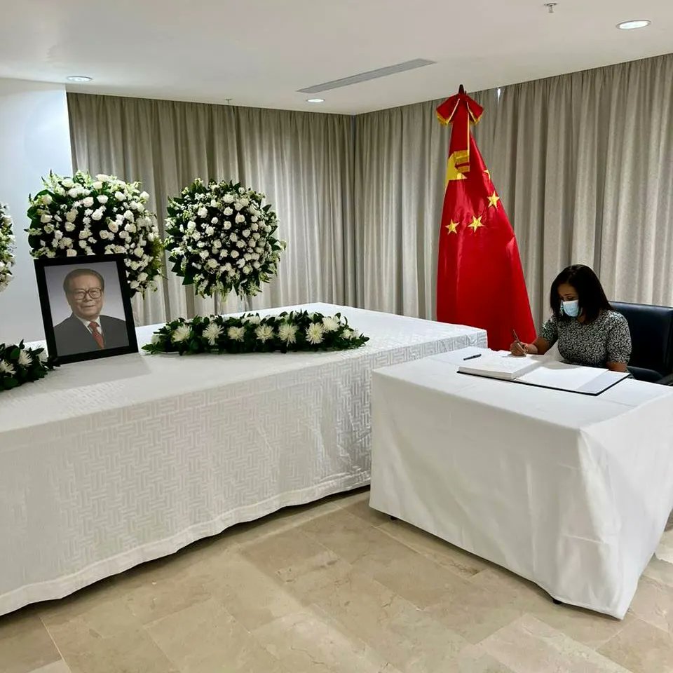 Cendoesch's tweet photo. Una comisión de miembros de nuestra Dirección Ejecutiva, visitó la mañana de hoy, las instalaciones de la embajada de la República Popular de China en nuestro país, para rendirle las honras funebres al extinto líder y expresidente Jiang Zemin.#china #Jiangzeming #cendoesch https://t.co/Fdvjf9u5Rl