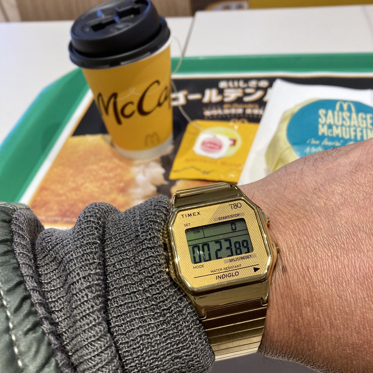 Miyoshikun_oshi's tweet photo. おはようございます
今朝の朝マックは紅茶にしました
3分蒸らそうとストップウォッチ機能を使ってみましたよ笑
夜までお出かけなのでALPHAのMA-1を羽織ってきたけど気を使わずに着れる良い服ですね
皆さまも良い1日を！
＃朝マック
＃MA1
＃TIMEXT80
＃美好くん https://t.co/T1XTyC0jfD