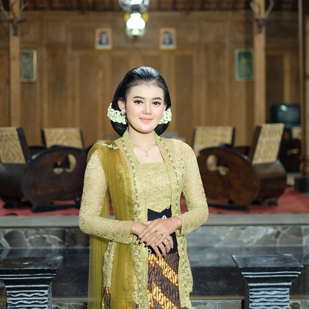 Sepira ajine manungsa isa di sawang saka kepiye carane wong iku ngajeni karo wong liya🌹

Seberapa banyaknya ilmu manusia dapat dilihat dari bagaimana orang itu memperlakukan orang lain🌹

Sugeng Enjing
Selamat pagi 

Salam budaya
#PuspitaNagari 🌹
