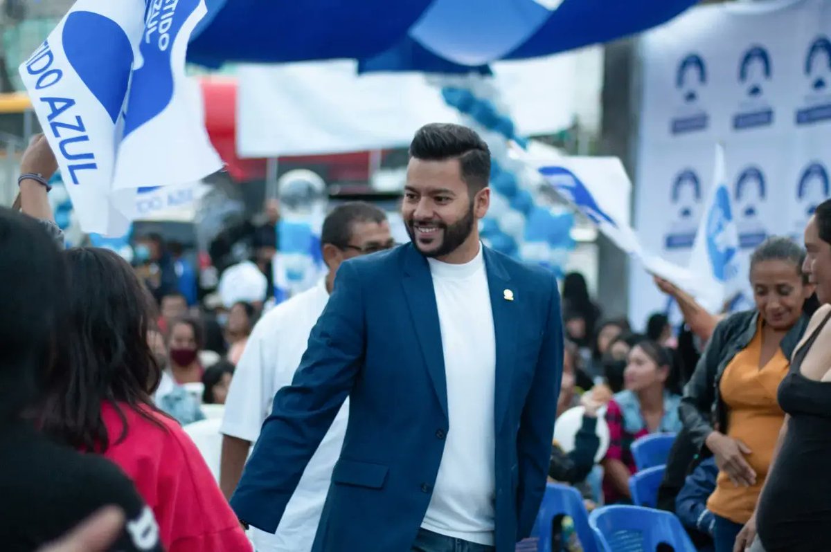 IvanDiazMixco's tweet photo. Me complace contarles que fui proclamado oficialmente como  candidato a Alcalde, por el Partido @azulmixco en la Asamblea Extraordinaria de Proclamación de Corporación y Alcalde Municipal. https://t.co/diVucT5EK9