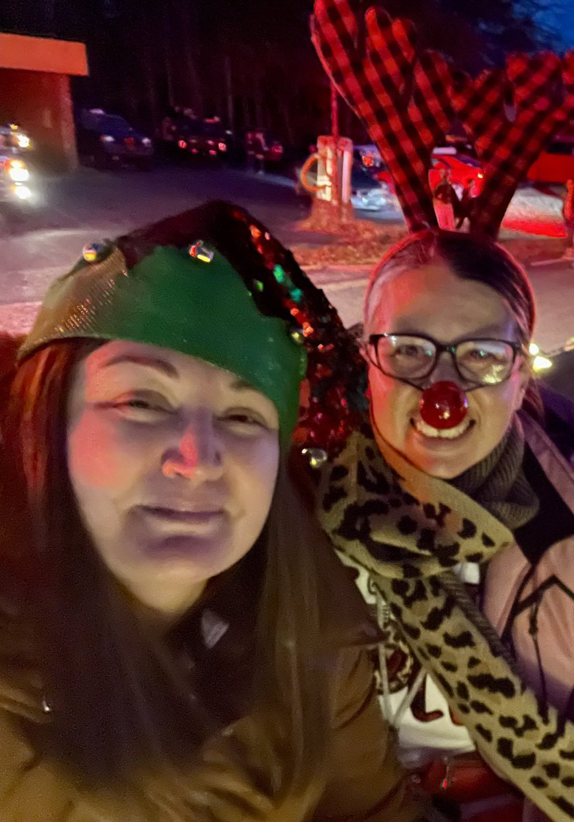bozasil's tweet photo. Robbins Christmas Parade with some of my favs! The cherry on top was that wrinch 💚💛🥁🎺❄️☃️🥶 🧣#FelizNavidad #babyiscoldoutside @RobbinsRockets @BEAdkinsCoach @calaurita @NorthMooreHigh https://t.co/Fyc4Zvyk85