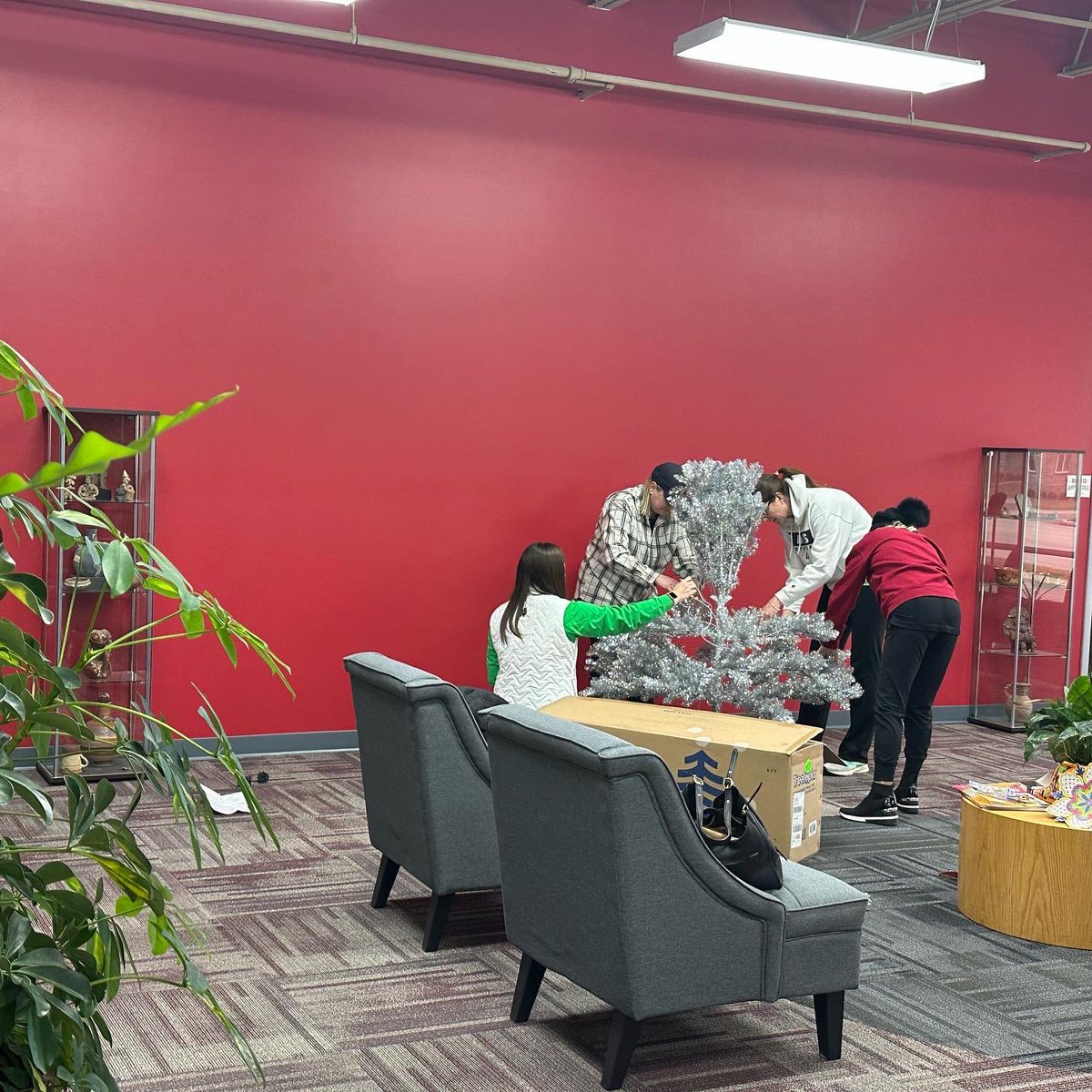 A big THANK YOU to the 30 <a href="/NotreDame/">University of Notre Dame</a> Development team volunteers that came and helped setup for our #ChristmasMarket for tomorrow, put together our Christmas tree in the lobby for our families, did a campus cleanup, and tackled a number of projects in the building. ¡Gracias!