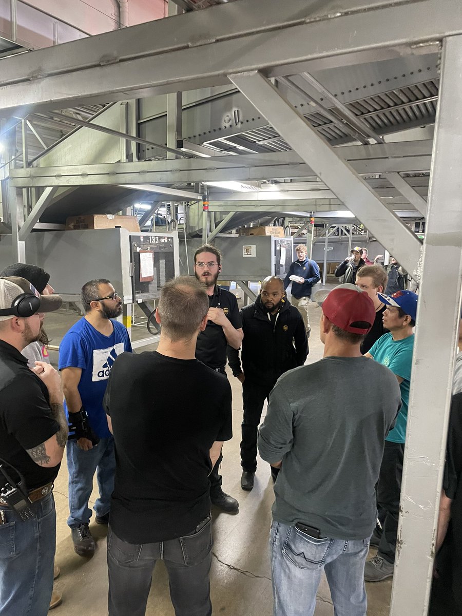 Happy Friday Independence Twilight UPSers. PD 2 Frontline Supervisor Tristan Chambers is preparing his team for the day with a PCM about personal commitments to safety! Thank you all for working safe this week! #35KSafeWorkDays #UPSPeakSeason #BeUnstoppable #Safetyisourculture