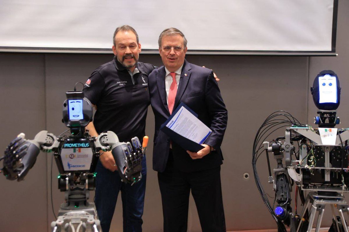 Con el creador de prometheus , robot entre los top 10 del mundo , cuyo diseño se hizo en Irapuato. Necesitan fondos y apoyo para convertirse en empresa mexicana punta en robótica. Se los daremos !!!