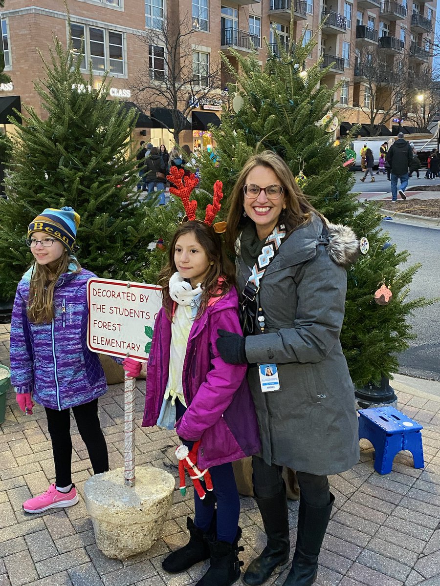 62schools's tweet photo. What a beautiful night had by all at the  City of Des Plaines tree lighting ceremony. We are so thankful to be part of this amazing community. #62learns #62united https://t.co/I0EcuZjZ3w