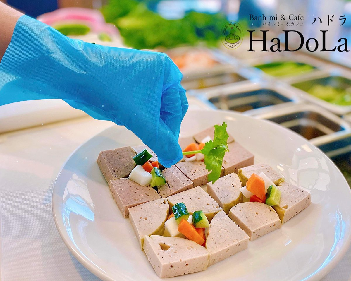 今回は、ベトナム風ハムを紹介します。
ベトナム風のハムはチャールア（chả lụa)のことで、バインミーの具の定番！
他にバインクオン（蒸し春巻き) 、ブン・ボー・フエ、蒸しおこわ､､､などです。
特にそのままつまみでも最高です。
ぜひ、一度ハドラの自家製ハムを召し上がってください。