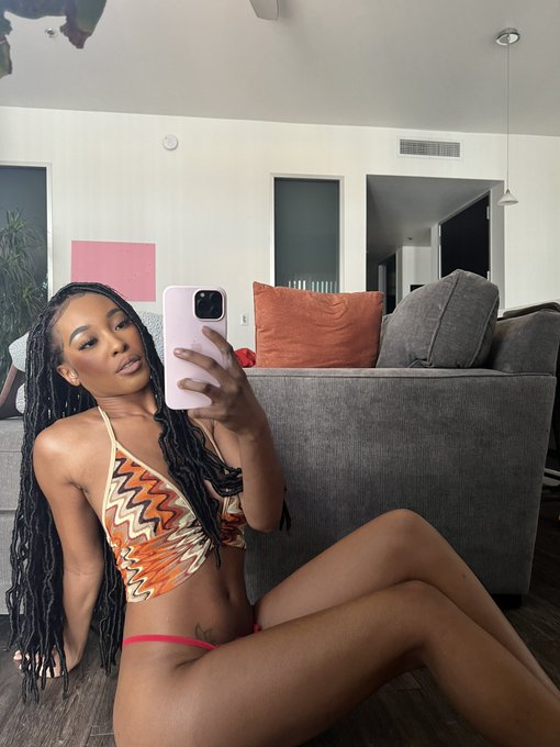 sex symbol 🤎 😗 https://t.co/om6IB4m8MC