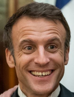 LysBlueYou's tweet photo. @Poulin2012 🚨C'est parce qu'il a les pieds hors sol du territoire français que ses yeux changent (entre autres) de couleurs (image vidéo 28 novembre 2022 + 02 décembre 2022) ? https://t.co/3HYmzznwjG
