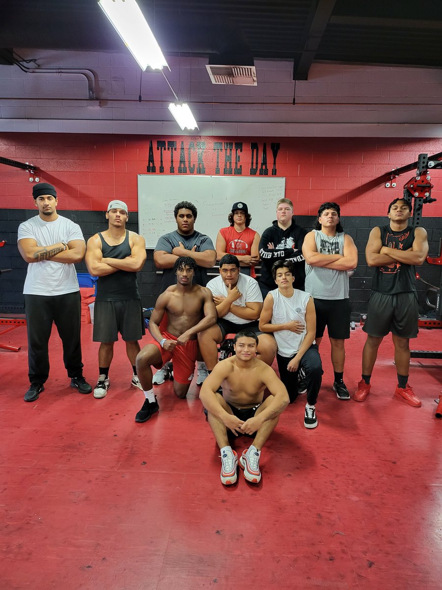 NickMonica63's tweet photo. #AttackTheDay @OakHillsFootba1 @coachmetty #StayReady #DontHaveToGetReady https://t.co/YTERP45PBL