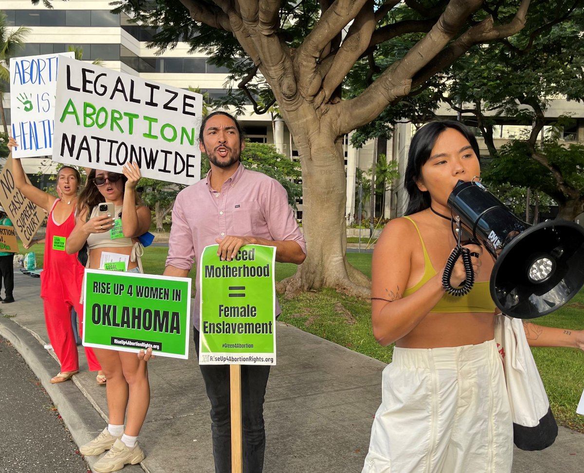 Refusefascismhi's tweet photo. Spreading green 4 abortion rights in front of the Honolulu Federal Courthouse on the anniversary of the SCOTUS arguments that overturned Roe v. Wade!  #green4abortion, #riseup4abortion, #legalabortionnationwide https://t.co/0IHkbDYYMy