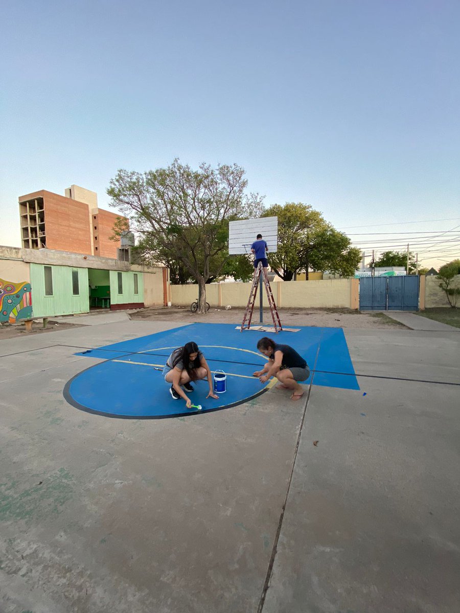 JRriotercero's tweet photo. ¡Hoy tuvimos una tarde de pintura! 🎨👨‍🎨👩‍🎨
Esta vez, colaboramos con la Escuela Modesto Acuña 🏫
Pintamos la cancha de basquet del playon que se encuentra en el patio central del cole 🏀
🙌🏻 ¡Ahora los chicos pueden disfrutar de un espacio más lindo cuando tengan sus recreos! 🙌🏻 https://t.co/mxJHWyR0QP