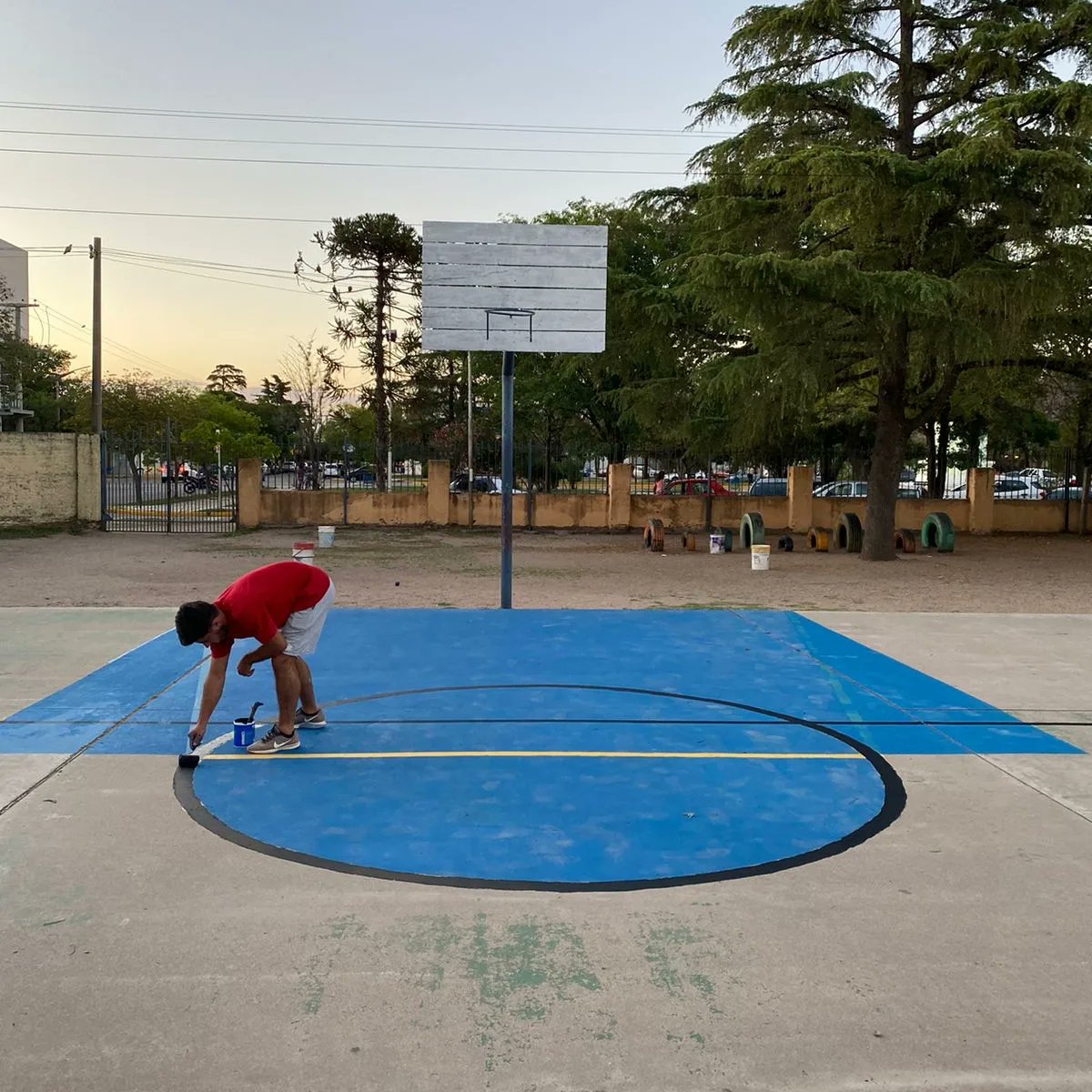 JRriotercero's tweet photo. ¡Hoy tuvimos una tarde de pintura! 🎨👨‍🎨👩‍🎨
Esta vez, colaboramos con la Escuela Modesto Acuña 🏫
Pintamos la cancha de basquet del playon que se encuentra en el patio central del cole 🏀
🙌🏻 ¡Ahora los chicos pueden disfrutar de un espacio más lindo cuando tengan sus recreos! 🙌🏻 https://t.co/mxJHWyR0QP
