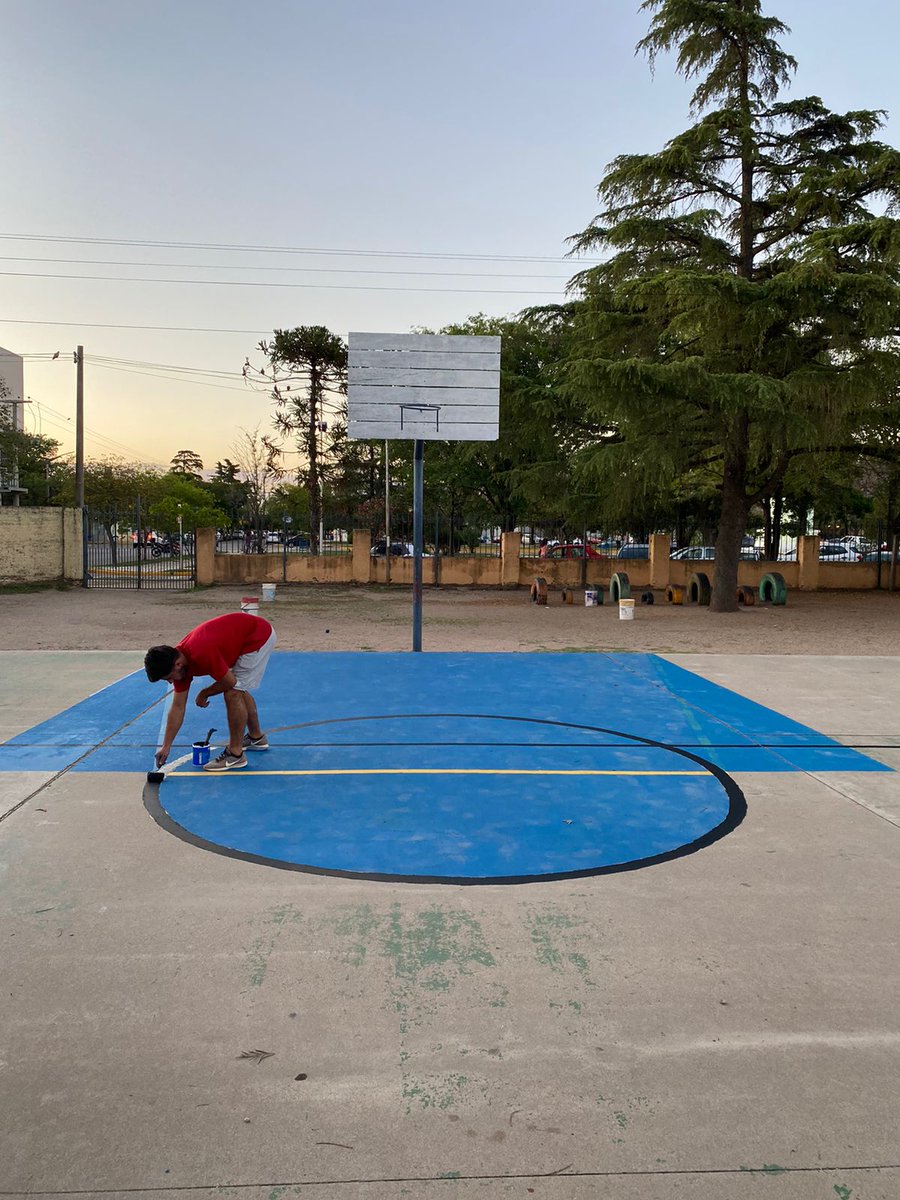 JRriotercero's tweet photo. ¡Hoy tuvimos una tarde de pintura! 🎨👨‍🎨👩‍🎨
Esta vez, colaboramos con la Escuela Modesto Acuña 🏫
Pintamos la cancha de basquet del playon que se encuentra en el patio central del cole 🏀
🙌🏻 ¡Ahora los chicos pueden disfrutar de un espacio más lindo cuando tengan sus recreos! 🙌🏻 https://t.co/mxJHWyR0QP