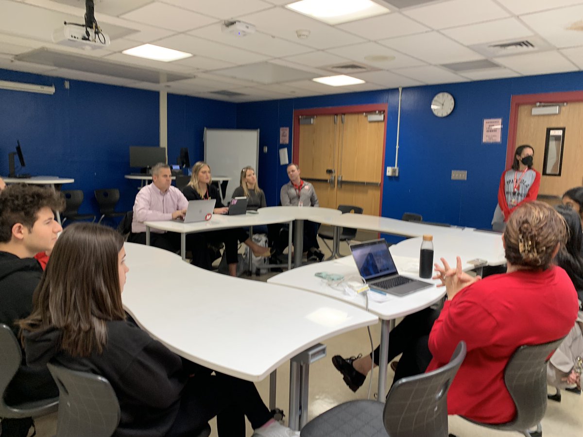 whittneysmith_'s tweet photo. It was great to collaborate with the team from East Williston today. Students and @bgreenet shared our entrepreneurial journey with our class and @MusBuyTangs and @EdCorps partnership. #MineolaProud https://t.co/R7dkYn7jJD