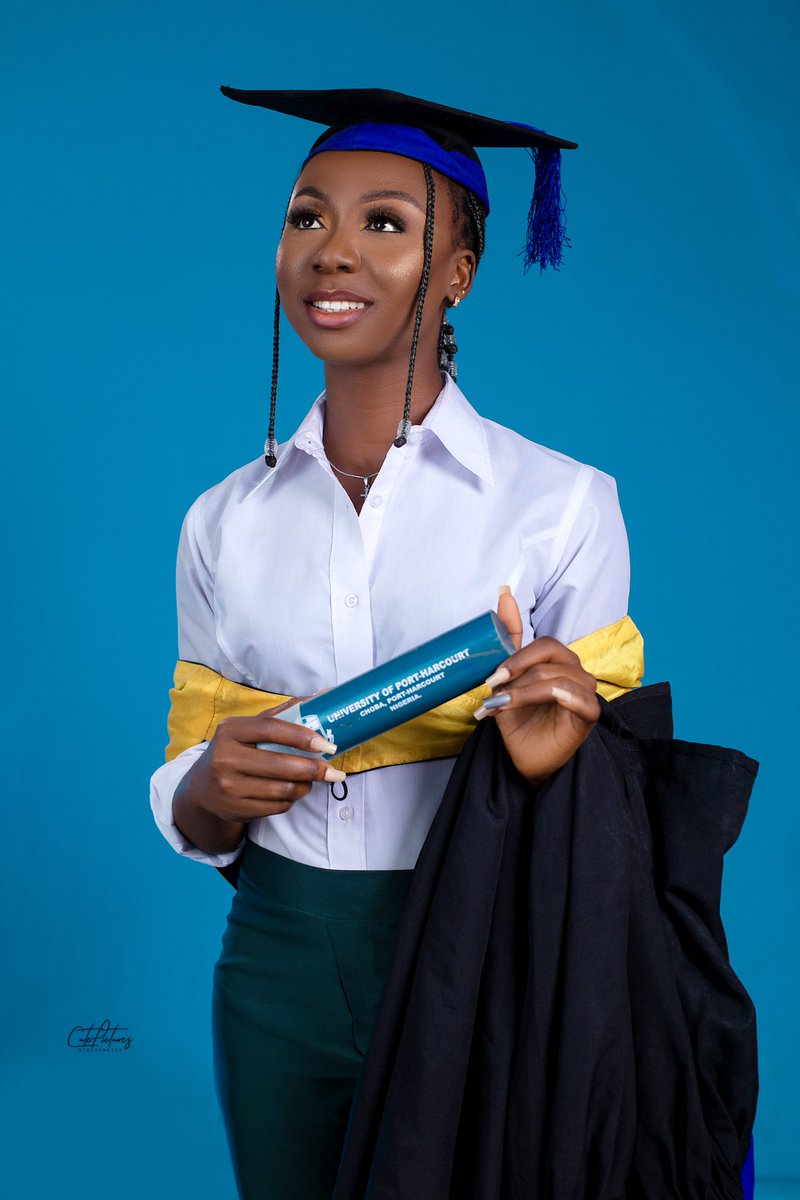 favby_'s tweet photo. GOD DID IT....

Happy Convocation to me🎓❤️❤️❤️❤️
#uniportgraduate
#uniport 
#graduate
#convocation https://t.co/eri9Hl3fr4