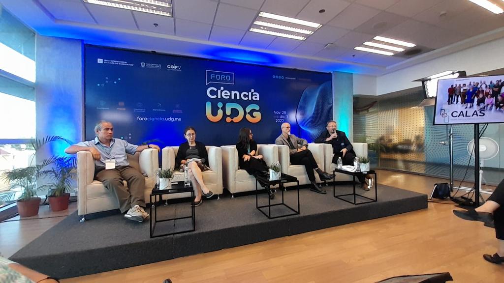 CalasCenter's tweet photo. 🔴 #EnVivo por los canales de Facebook y YouTube de @CienciaUDG
Sobre el origen y desarrollo de #CALASCenter.
Conéctate al streaming con cualquier duda que puedas tener sobre nuestro centro de estudios avanzados.
#CopingWithCrises #ForoCienciaUDG https://t.co/Vt8Jnt1CCj