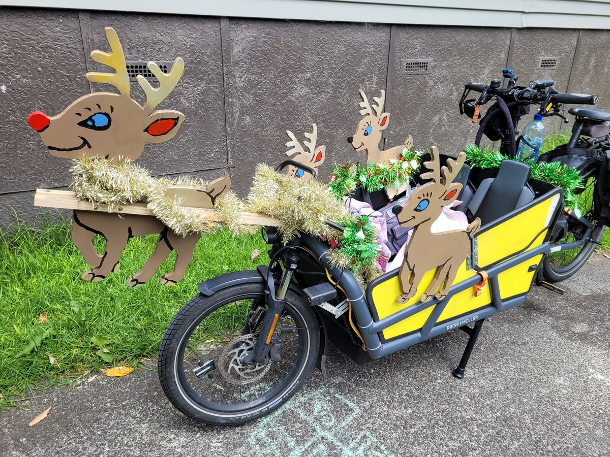 Ka_eke_Pahikara's tweet photo. So the inaugural ride of the #MaungareiReindeer went awesomely. We even saw people at the #Panmure Christmas street party lining up to take photos beside the reindeer! https://t.co/RmEzYK3HB8