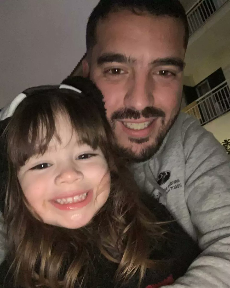 ReiPicasso's tweet photo. Será que existe algum pai tão orgulhoso e vaidoso ? Eu não sei , mas tenho a certeza que mais satisfação do que eu não pode sentir.
Tu és a razão de sentir , o que interessa é o amor e isso nós temos de sobra! Eu estarei sempre aqui para ti meu amor!
Amo-te menina do papá ❤️ https://t.co/yECj2qVFkb