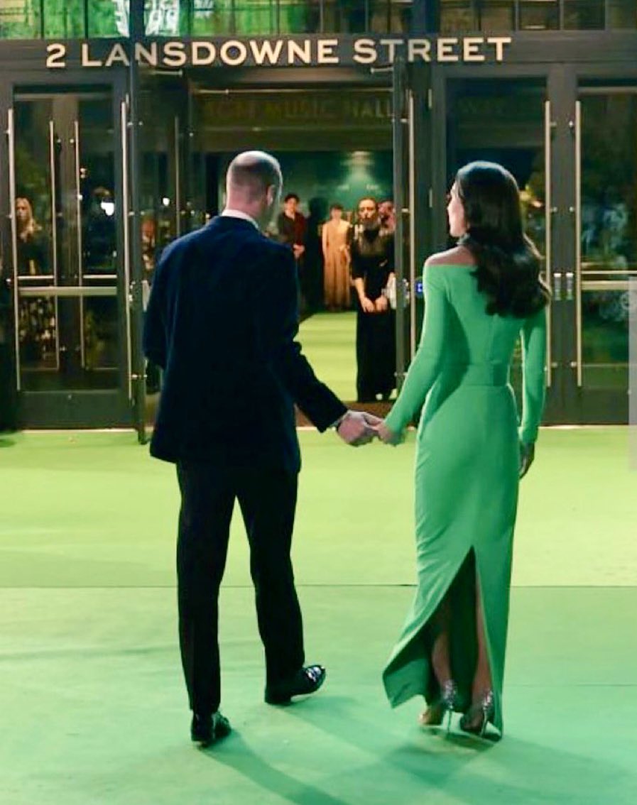 Prince William Looking at his Girlfriend of 8 years, Wife of 11 years and mother of hus 3 children like: I did my country proud 😎🤩💚🇬🇧 The #PrinceandPrincessofWales truly landed in America and dined. 🔥🔥🔥🔥#EarthshotBoston2022 #EarthshotPrize2022