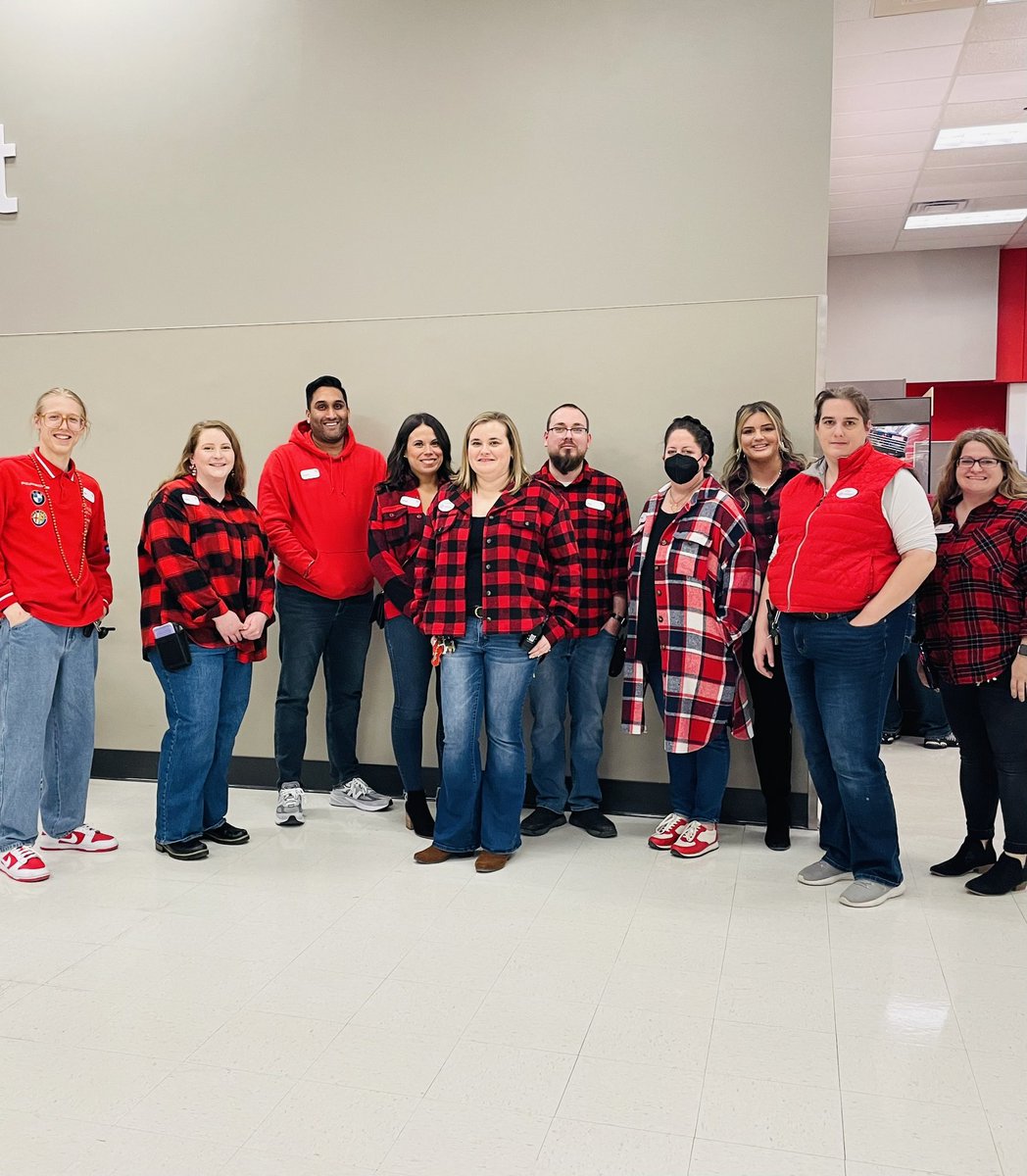 VsSullivan's tweet image. We had some visitors today at 673 ❤️It was so exciting to get to show off what we've been working so hard on. Now here's to killing the rest of the Q4 💪🏻@aleahmarie19 @mguraya9 @settoselltarget  @Rochelle_1114