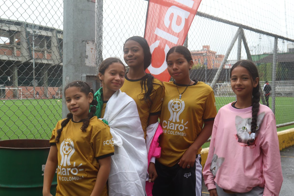 FCCColombia's tweet photo. 🔴🏆La #CopaClaro por Colombia nos deja muchas historias de vida, de niños, niñas y adolescentes que se encontraron por medio del deporte, la educación y la tecnología, para construir un mejor país 🇨🇴
¡Gracias por creer en el poder transformador del fútbol!⚽️♥️ https://t.co/dNzvLn59Y1