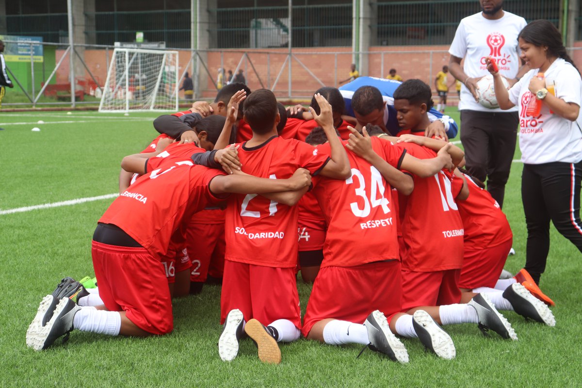 FCCColombia's tweet photo. 🔴🏆La #CopaClaro por Colombia nos deja muchas historias de vida, de niños, niñas y adolescentes que se encontraron por medio del deporte, la educación y la tecnología, para construir un mejor país 🇨🇴
¡Gracias por creer en el poder transformador del fútbol!⚽️♥️ https://t.co/dNzvLn59Y1