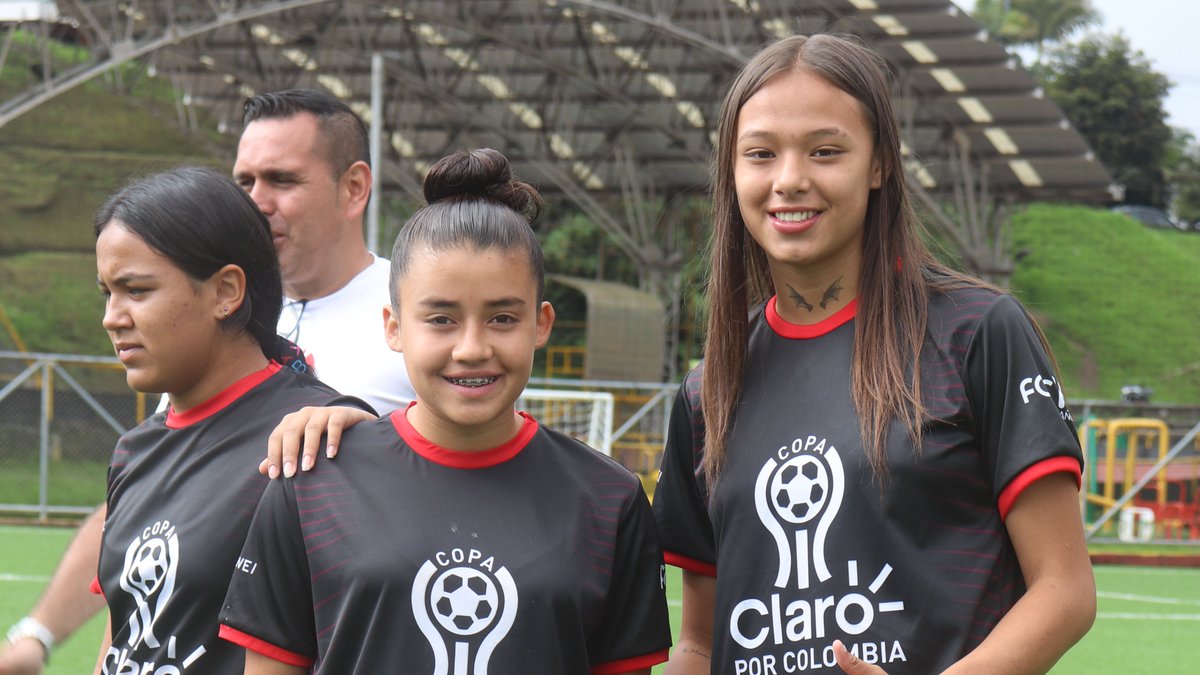 FCCColombia's tweet photo. 🔴🏆La #CopaClaro por Colombia nos deja muchas historias de vida, de niños, niñas y adolescentes que se encontraron por medio del deporte, la educación y la tecnología, para construir un mejor país 🇨🇴
¡Gracias por creer en el poder transformador del fútbol!⚽️♥️ https://t.co/dNzvLn59Y1