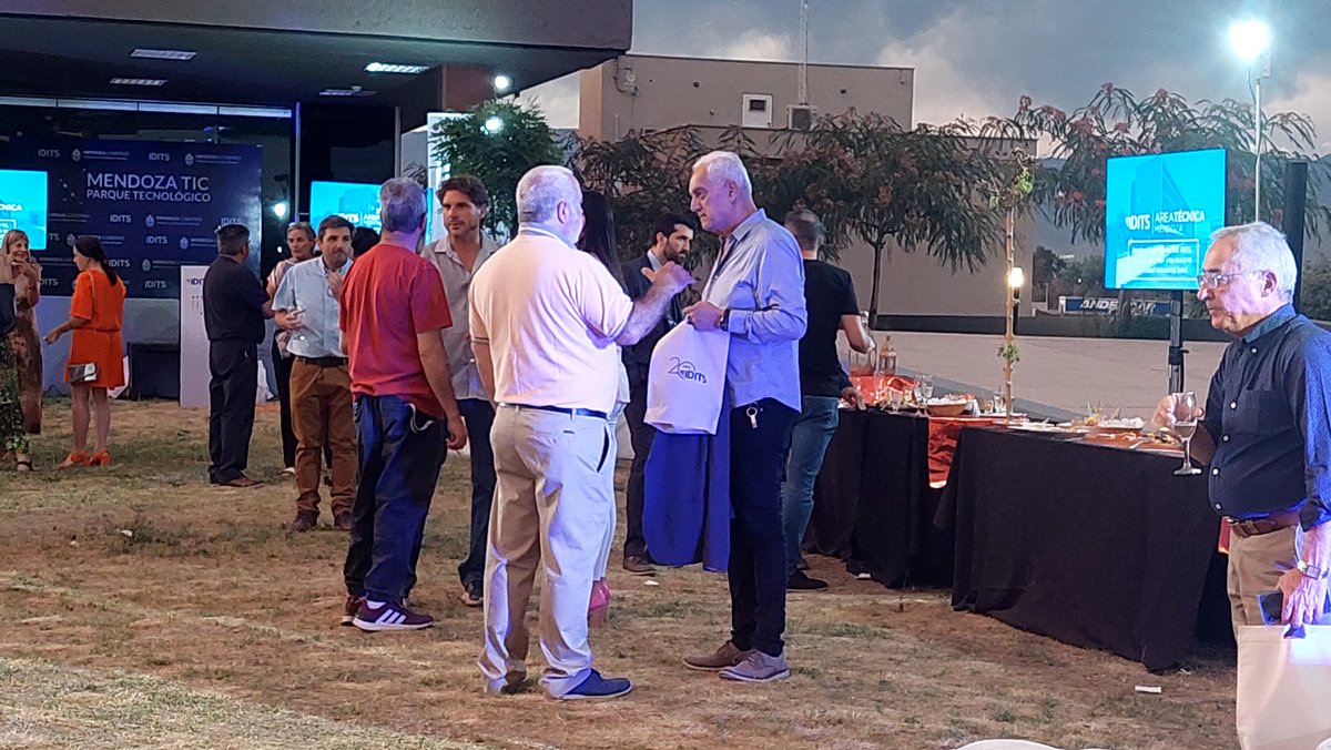 Celebramos nuestros 20 años acompañados de directivos, socios y equipo de trabajo.  Agradecemos que estén presentes en este momento.

@EconomiaMza